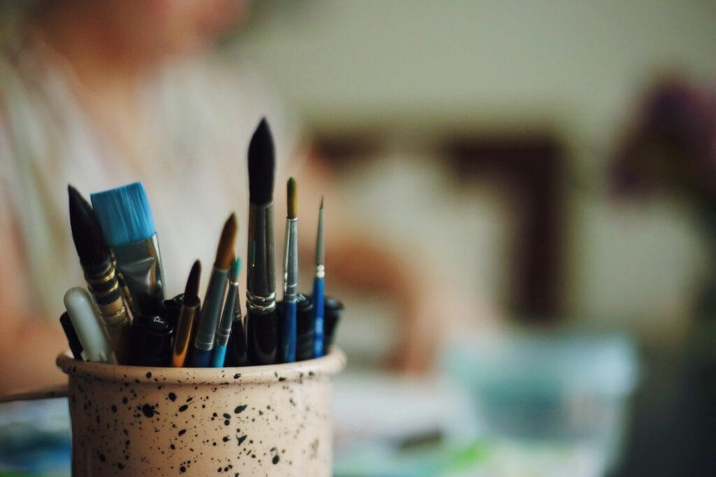 A cup full of paint brushes